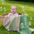 Klippan wollen wiegdeken Dogtooth green pink sfeer